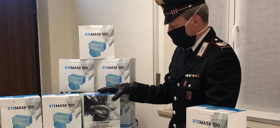 Vendono mascherine "porta a porta" senza licenza: i carabinieri sequestrano 1760 Dpi